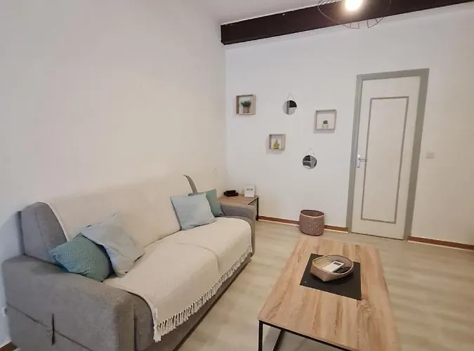 Charming Authentic Apartment In Central Location